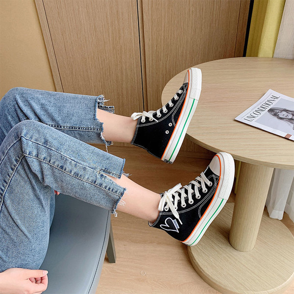 Vabaaja naiste kõrged tossud mitmes värvitoonis südametikandiga