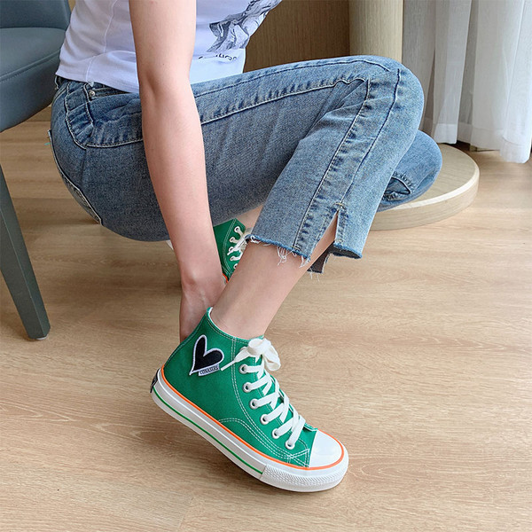 Vabaaja naiste kõrged tossud mitmes värvitoonis südametikandiga