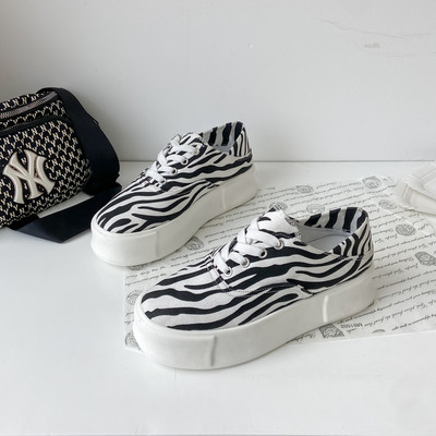 Naiste vabaaja tossud paksu tallaga kolmes värvitoonis