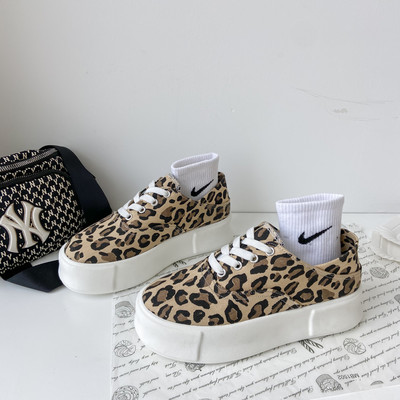 Naiste vabaaja tossud paksu tallaga kolmes värvitoonis