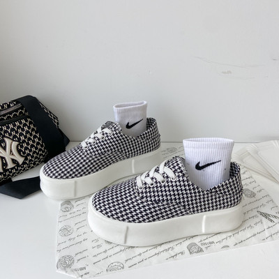 Naiste vabaaja tossud paksu tallaga kolmes värvitoonis