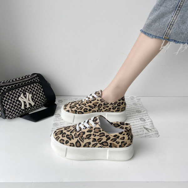 Naiste vabaaja tossud paksu tallaga kolmes värvitoonis