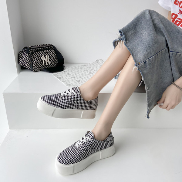 Naiste vabaaja tossud paksu tallaga kolmes värvitoonis