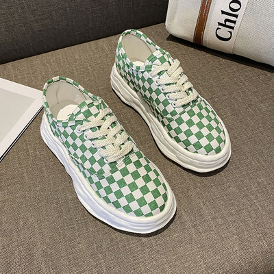 Sieviešu rūtainas kedas ar mežģīnēm - retro stilā