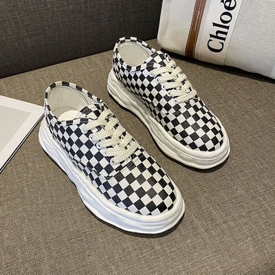 Sieviešu rūtainas kedas ar mežģīnēm - retro stilā