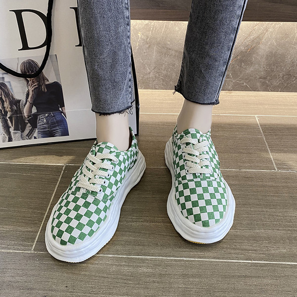 Sieviešu rūtainas kedas ar mežģīnēm - retro stilā