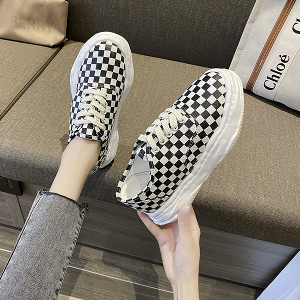 Sieviešu rūtainas kedas ar mežģīnēm - retro stilā