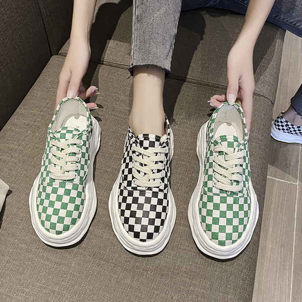 Sieviešu rūtainas kedas ar mežģīnēm - retro stilā