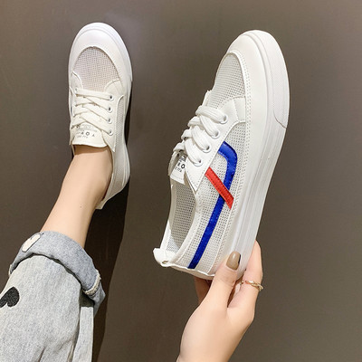 Naiste võrgust tossud lameda talla ja pealdisega