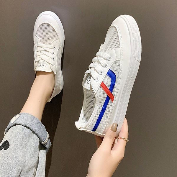 Naiste võrgust tossud lameda talla ja pealdisega