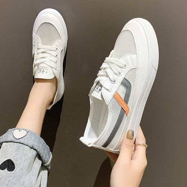 Naiste võrgust tossud lameda talla ja pealdisega