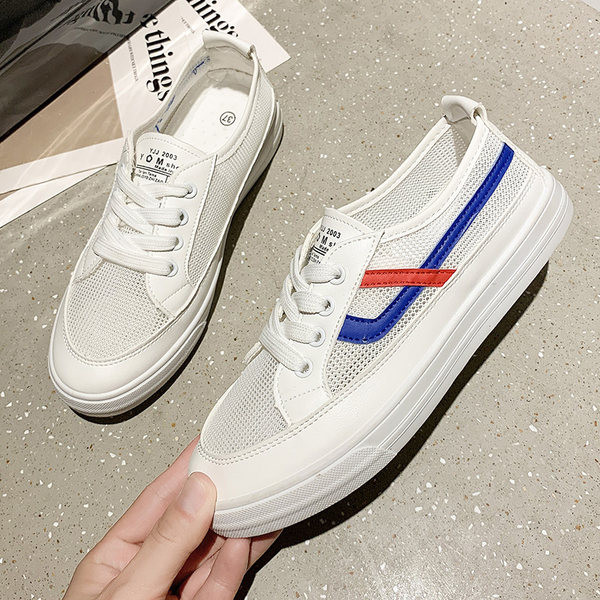 Naiste võrgust tossud lameda talla ja pealdisega