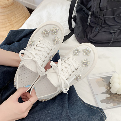 Μοντέρνα γυναικεία αθλητικά παπούτσια με επίπεδες σόλες και πέτρες σε διάφορα χρώματα