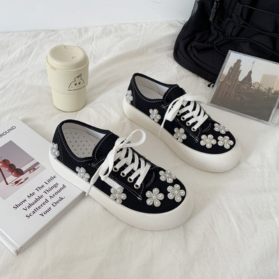 Μοντέρνα γυναικεία αθλητικά παπούτσια με επίπεδες σόλες και πέτρες σε διάφορα χρώματα