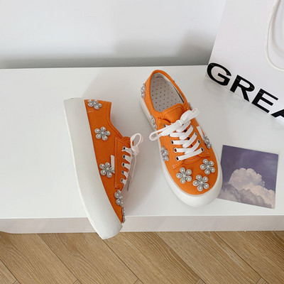 Μοντέρνα γυναικεία αθλητικά παπούτσια με επίπεδες σόλες και πέτρες σε διάφορα χρώματα