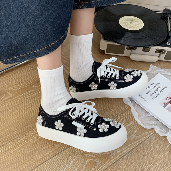 Μοντέρνα γυναικεία αθλητικά παπούτσια με επίπεδες σόλες και πέτρες σε διάφορα χρώματα