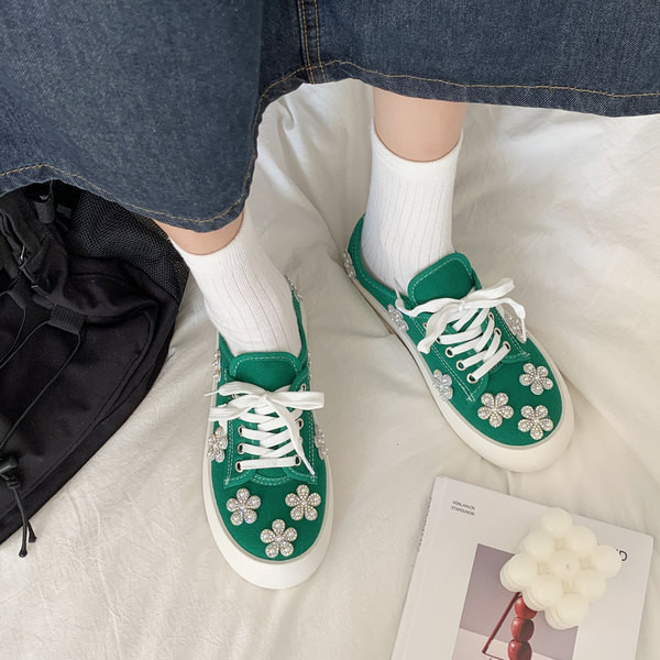 Μοντέρνα γυναικεία αθλητικά παπούτσια με επίπεδες σόλες και πέτρες σε διάφορα χρώματα