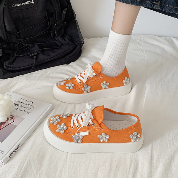 Μοντέρνα γυναικεία αθλητικά παπούτσια με επίπεδες σόλες και πέτρες σε διάφορα χρώματα