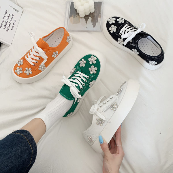 Μοντέρνα γυναικεία αθλητικά παπούτσια με επίπεδες σόλες και πέτρες σε διάφορα χρώματα