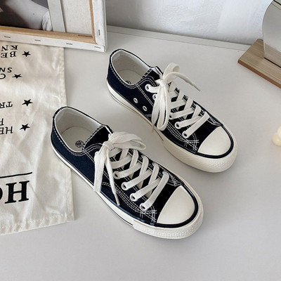 Tekstiilist valmistatud vabaaja tossud paelte ja lameda tallaga naistele