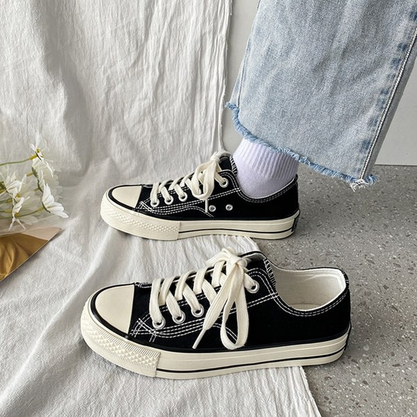 Tekstiilist valmistatud vabaaja tossud paelte ja lameda tallaga naistele