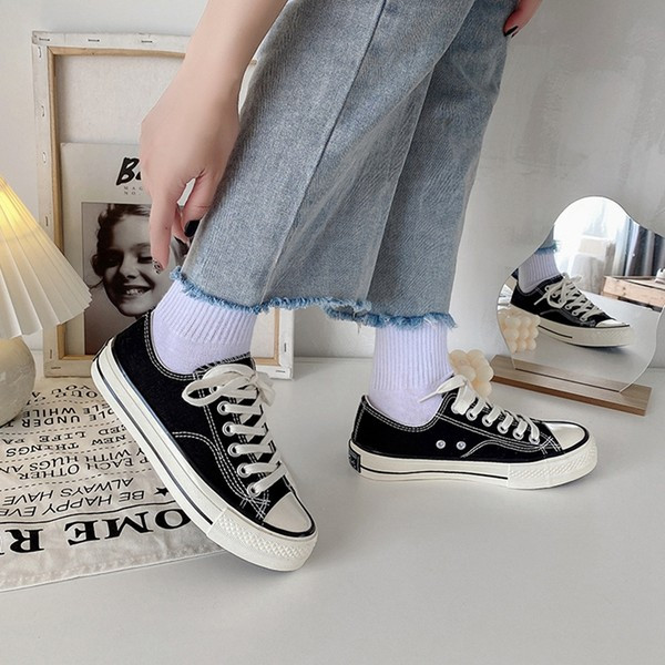 Tekstiilist valmistatud vabaaja tossud paelte ja lameda tallaga naistele