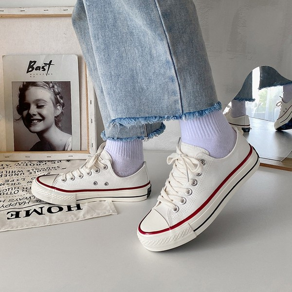 Tekstiilist valmistatud vabaaja tossud paelte ja lameda tallaga naistele