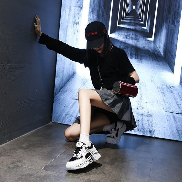 Tikitud lille ja pealdisega naiste tossud