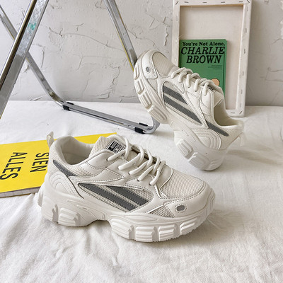 Sport tornacipő durva talppal és hálóval