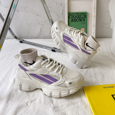 Sport tornacipő durva talppal és hálóval