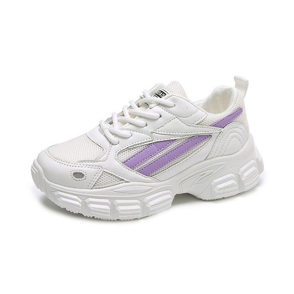 Sport tornacipő durva talppal és hálóval