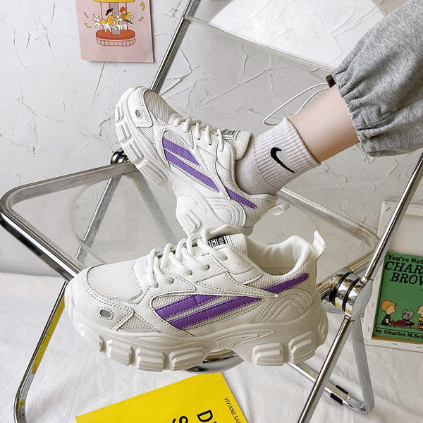 Sport tornacipő durva talppal és hálóval