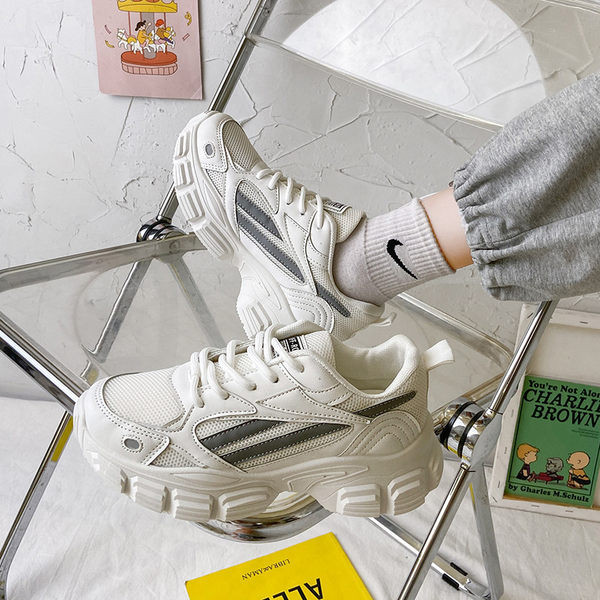 Sport tornacipő durva talppal és hálóval