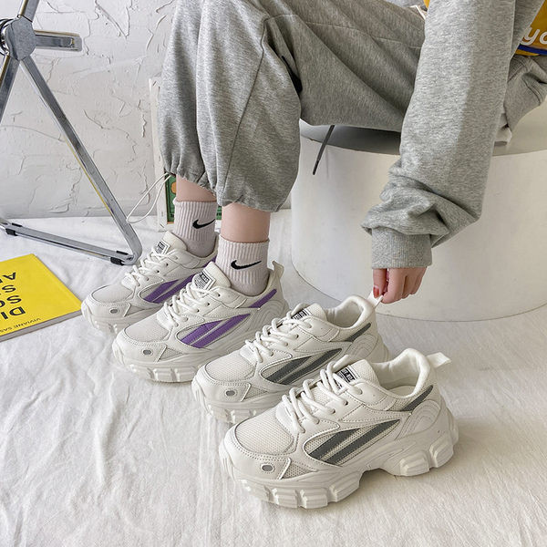 Sport tornacipő durva talppal és hálóval