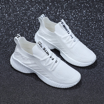 Sieviešu kedas ar mežģīnēm un uzrakstu