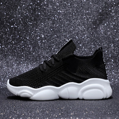 Sieviešu kedas ar mežģīnēm un uzrakstu