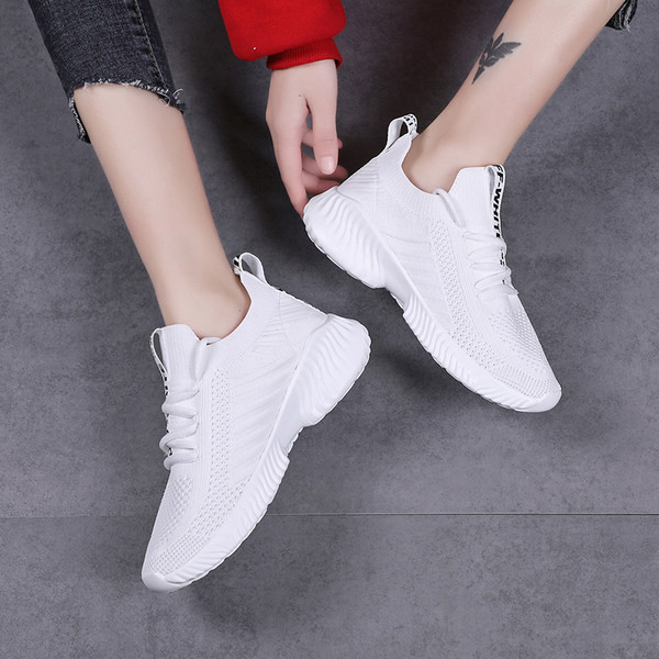 Sieviešu kedas ar mežģīnēm un uzrakstu