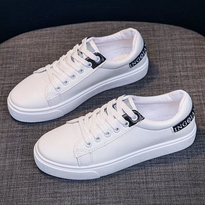 Sieviešu mākslīgās ādas kedas ar plakanu zoli un uzrakstu