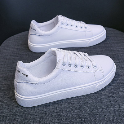 Sieviešu mākslīgās ādas kedas ar plakanu zoli un uzrakstu