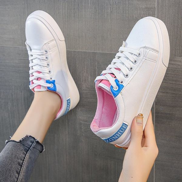 Sieviešu mākslīgās ādas kedas ar plakanu zoli un uzrakstu