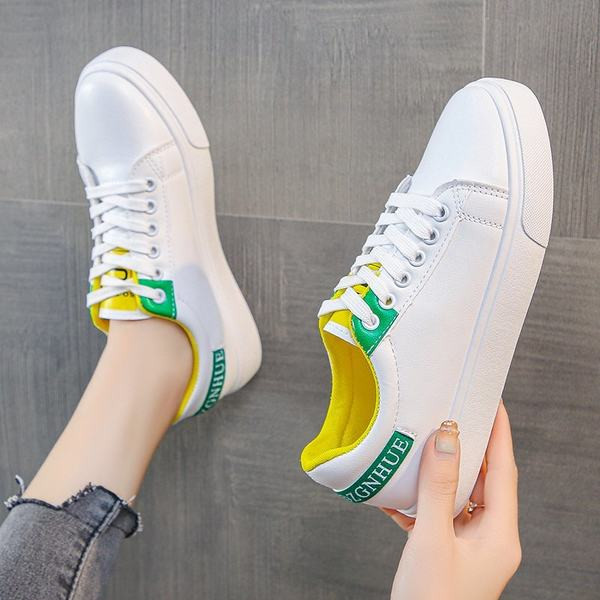 Sieviešu mākslīgās ādas kedas ar plakanu zoli un uzrakstu