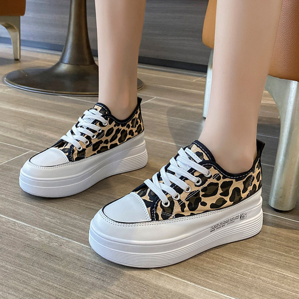 Naiste tekstiilist paeltega tossud