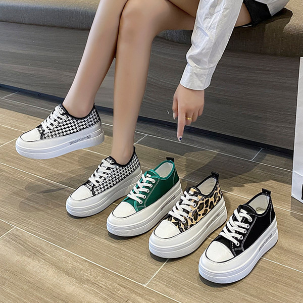 Naiste tekstiilist paeltega tossud