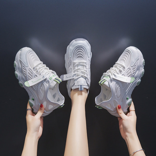 Kareda talla ja paeltega ümardatud mustriga naiste tossud