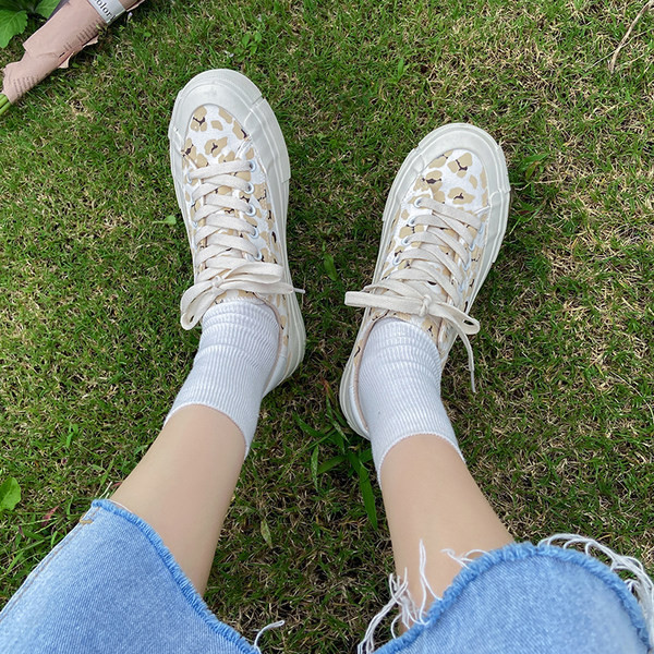 Uus mustriga naiste tossude mudel - mitmes värvitoonis