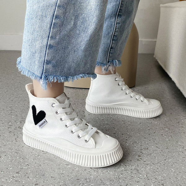 Uus kõrge tekstiilist tikandiga tossude mudel