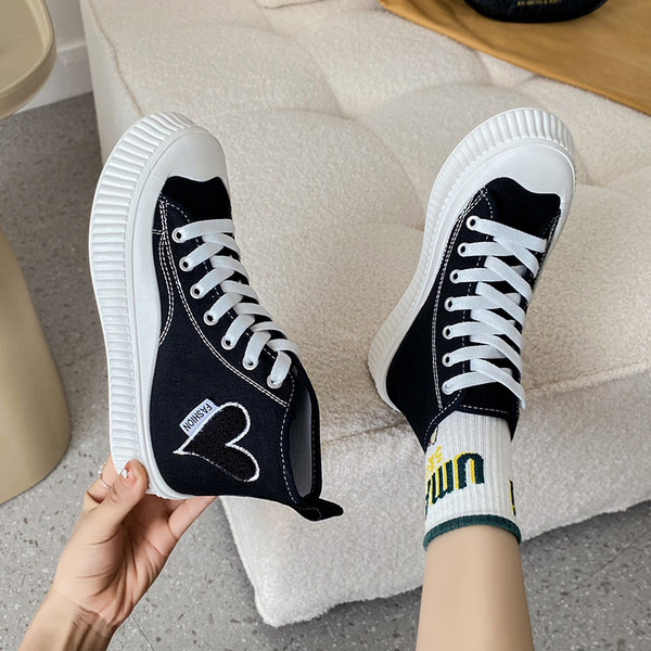 Uus kõrge tekstiilist tikandiga tossude mudel