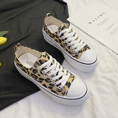 Jauns sieviešu tekstila kedu modelis ar šņorēm un plakanu zoli