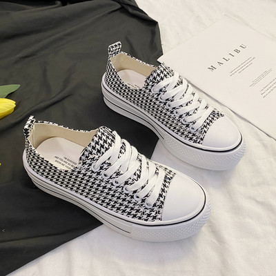 Jauns sieviešu tekstila kedu modelis ar šņorēm un plakanu zoli