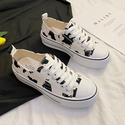 Jauns sieviešu tekstila kedu modelis ar šņorēm un plakanu zoli